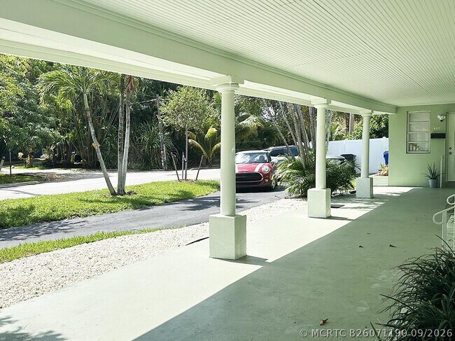 Building Photo - 425 SW 18th Ave