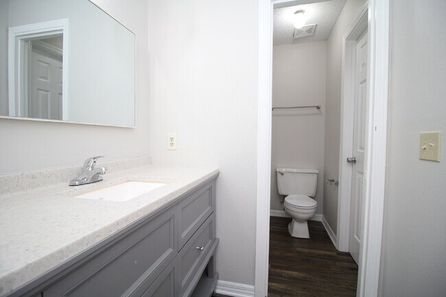 Building Photo - Spacious 3BR Townhome Near Pensacola State College with Flex Room, Private Balcony & Fenced Backy...