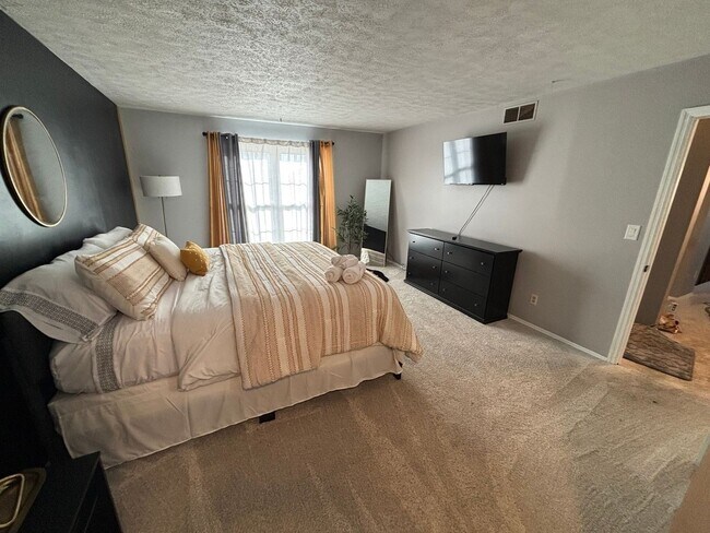 Building Photo - Charming Fully Furnished 2BR Condo in Fairborn