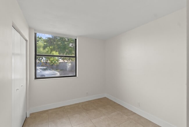 Building Photo - 215 Lake Pointe Dr