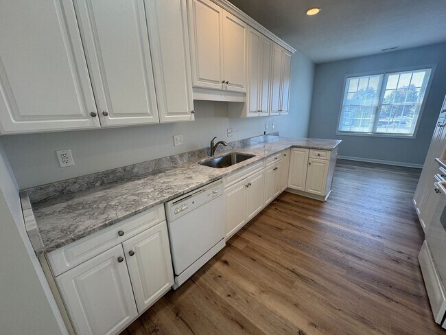 Building Photo - Brick End Unit Home in Taylor Springs NEW LVP FLOORING