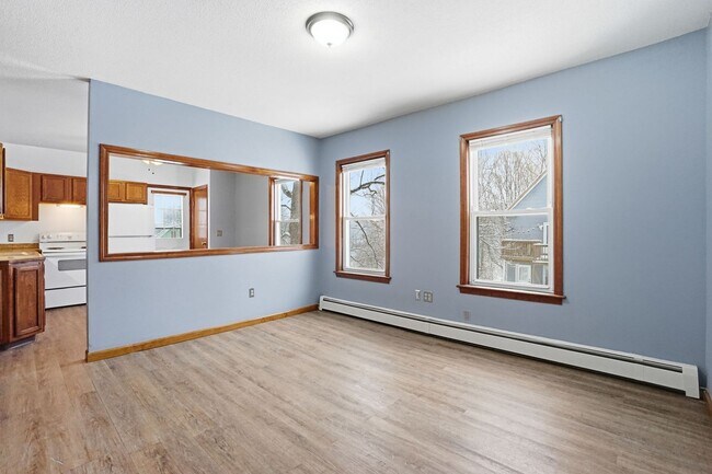 Building Photo - 315 Woronoco Rd