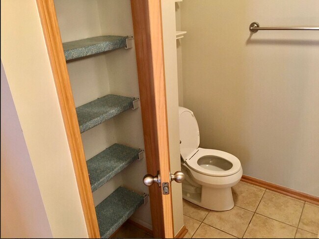 Building Photo - Adorable 2 bed 2 bath in Forest Hills Dist...