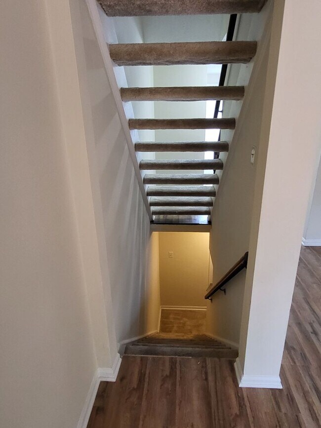 Building Photo - Bright and Welcoming!