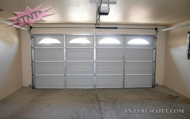 Building Photo - Home in Cliff Rose HOA ~ Winter Special!!