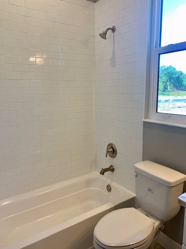 Building Photo - Like new 3/2/2 in small Bradenton community