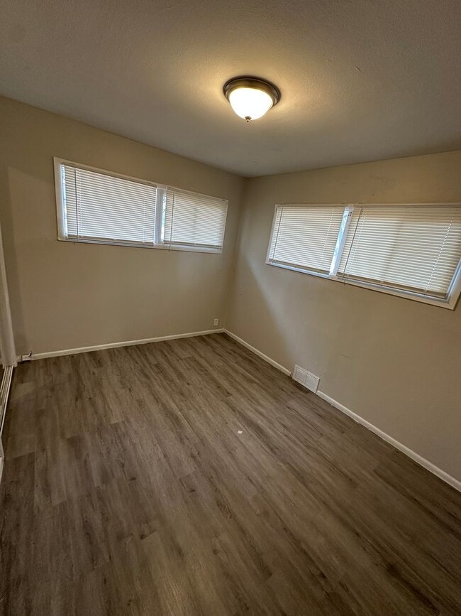 Building Photo - 4 Bed 1 Bath