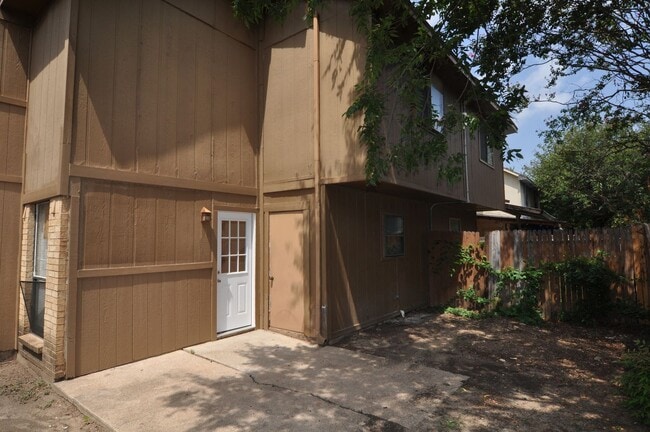 Building Photo - Spacious 4-Bedroom, 2-Bathroom Townhome in...