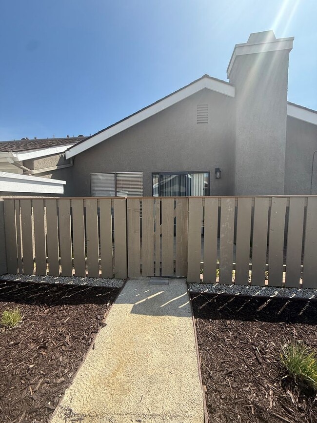 Building Photo - Orcutt Single Story Knollwood Terrace Condo with Attached One Car Garage
