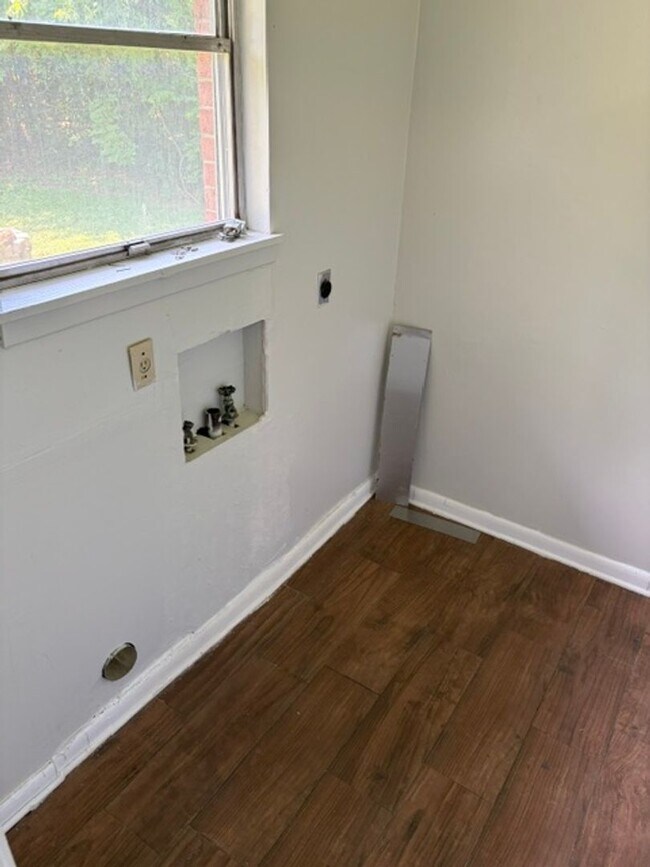 Building Photo - Move in Special ! First month 1/2 off!