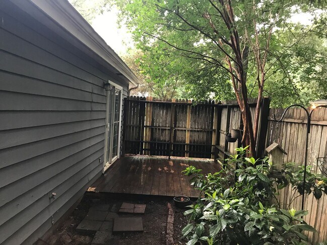 Building Photo - 135 Greenwood Ln