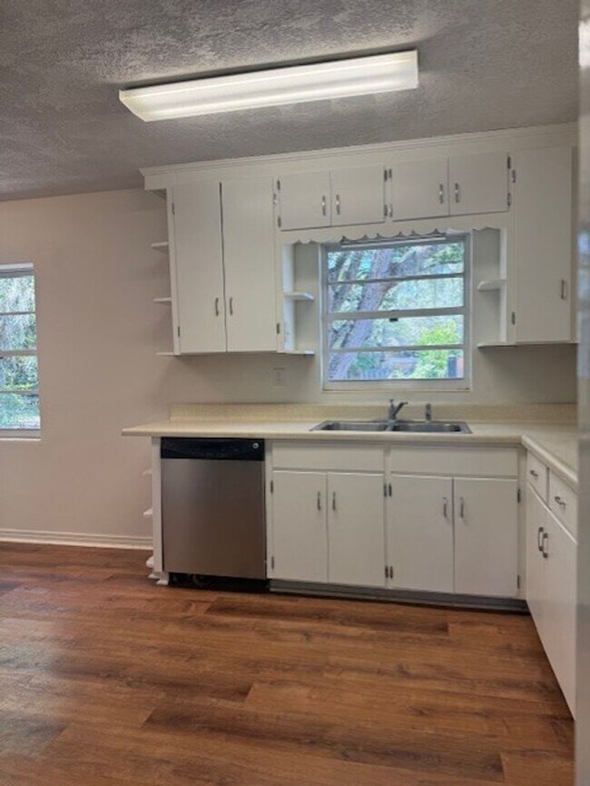 Building Photo - Newly renovated 4 bedroom, 2 bath block home