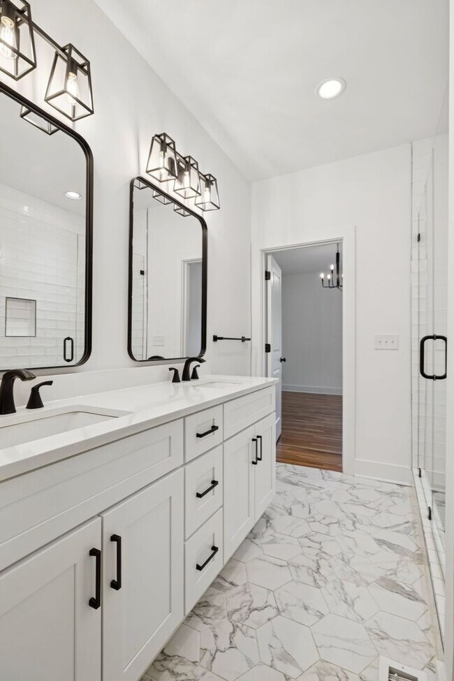 Building Photo - Beautifully Remodeled Home Just Minutes From Downtown Nashville