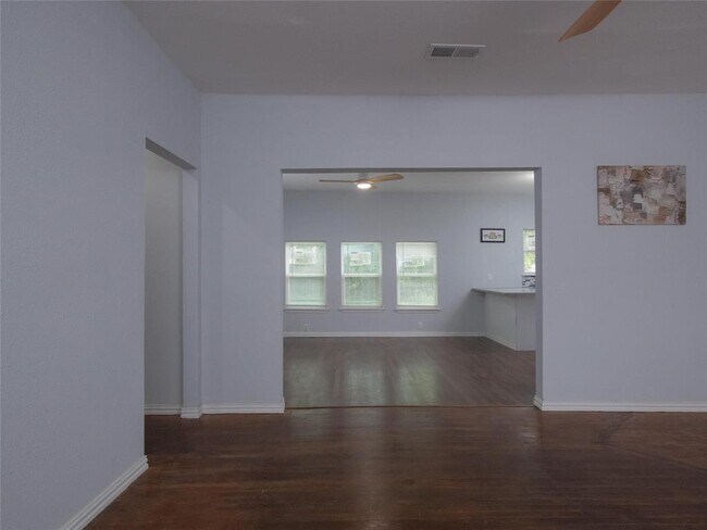 Building Photo - 2703 Areba St