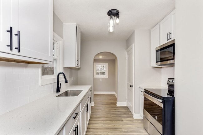 Building Photo - 544 S Poplar Dr