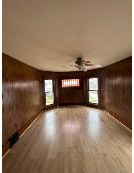 Master Bedroom - 209 1/2 Maple St