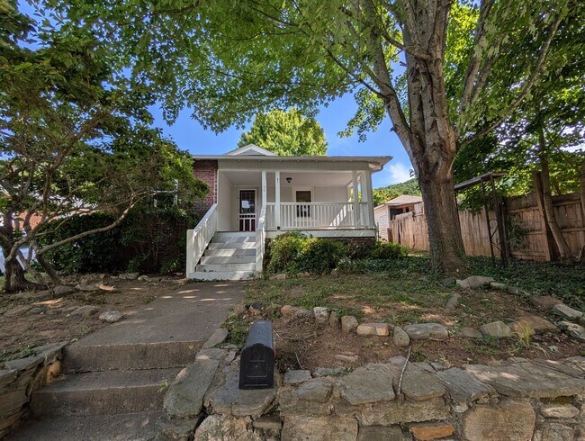 Building Photo - Swannanoa Bungalow!
