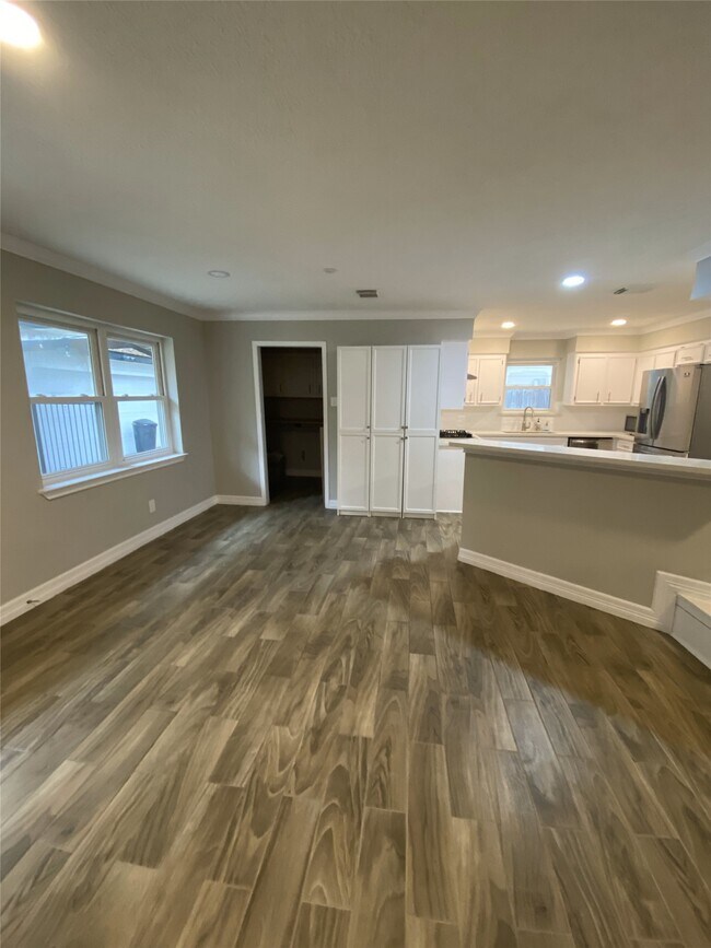 Building Photo - 511 Rosewood Dr