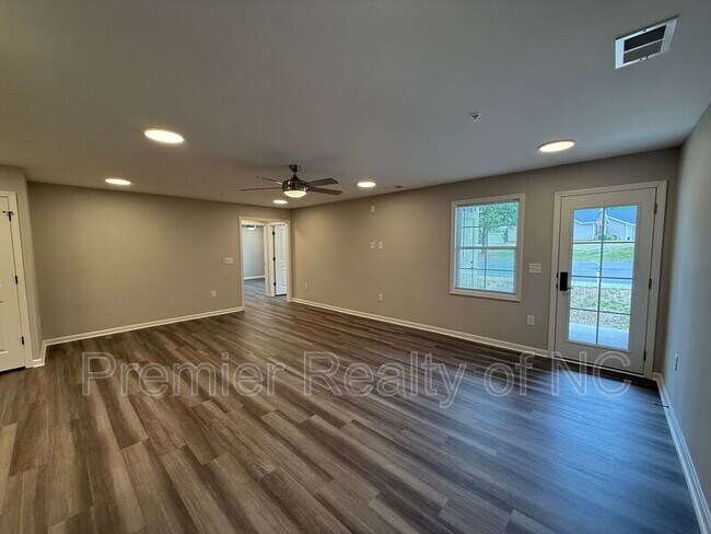 Building Photo - 7085 Hanesbrook Cir
