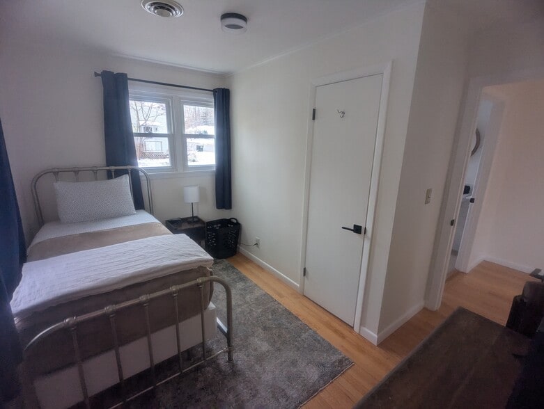 Building Photo - 212 Dewey St