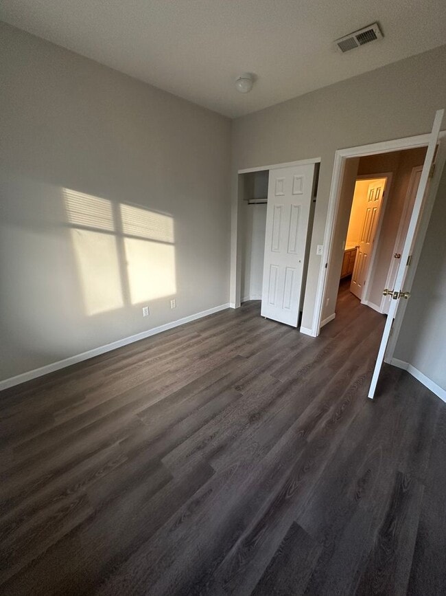 Building Photo - Updated 2 bed, 2 bath Upper Level Condo
