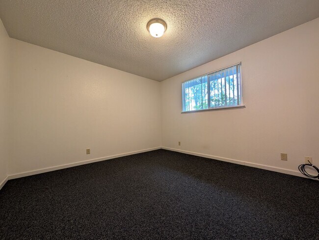 Building Photo - Nice 2 Bedroom, 1-Bath Duplex In Thurston Area of Springfield!