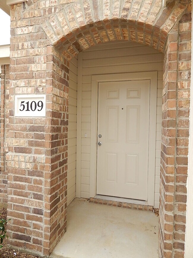 Primary Photo - Stylish 4-Bedroom Home with Energy-Efficie...