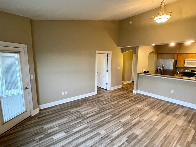 Building Photo - Beautiful, spacious two-bedroom, two-bath ...