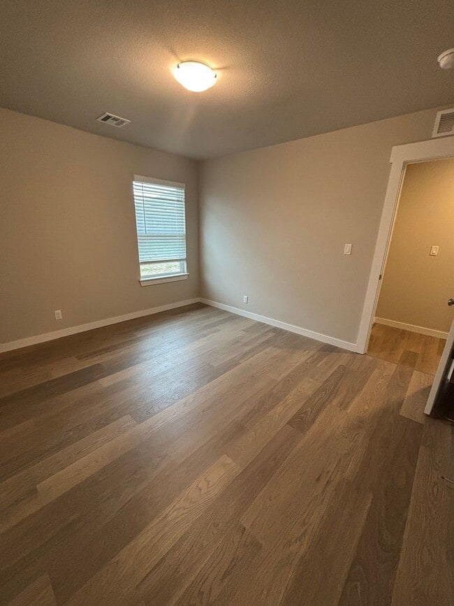 Building Photo - Beautiful New Duplex!