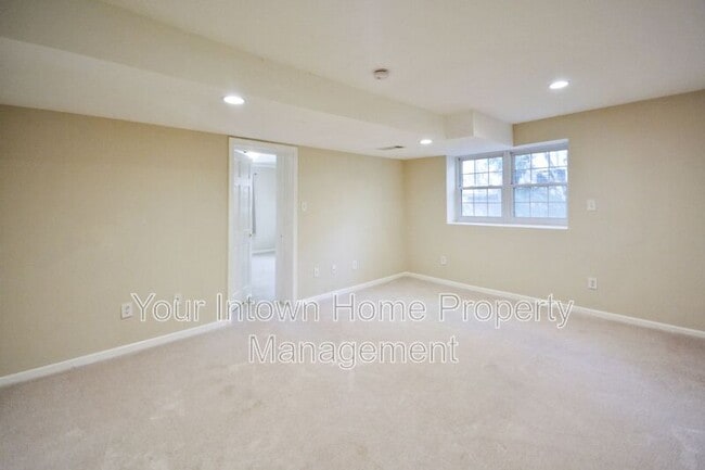 Building Photo - 317 Eureka Dr NE