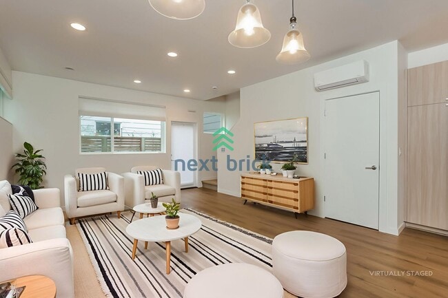 Building Photo - A beautiful 3 bed and 2 bathroom house for rent