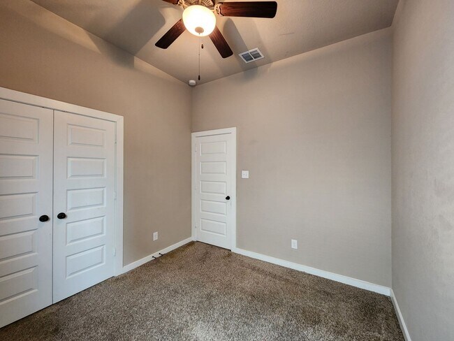 Building Photo - 3/2/2  Located between New Braunfels & Seguin / Fridge Included /  Fenced Backyard / CISD