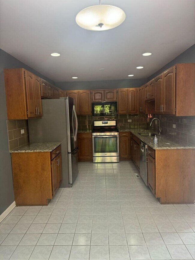 Building Photo - 3 bedroom in Naperville IL 60564
