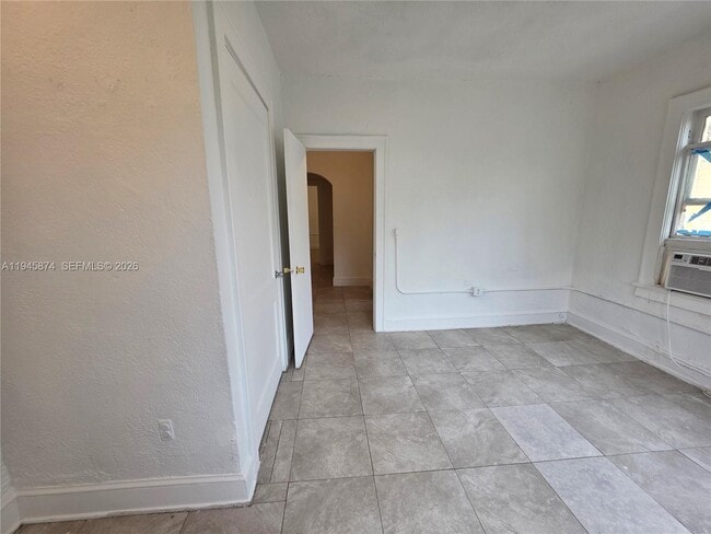 Building Photo - 1005 SW 19th Ave