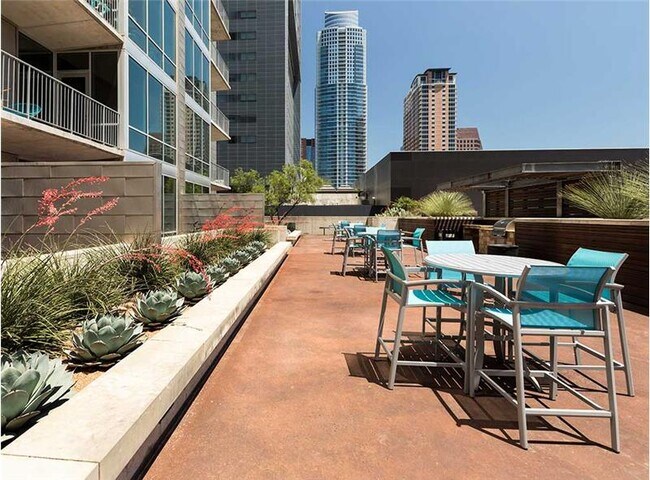 Building Photo - 420 W 3rd St