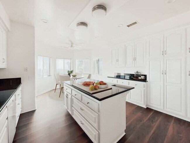 Building Photo - Multi-Generational 5-Bedroom, 4 Bath Home ...