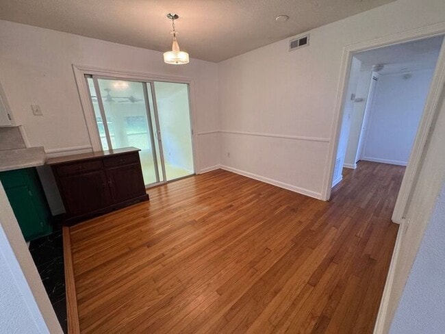 Building Photo - Pensacola - 2 bedroom, 2 bathroom w/ sunro...
