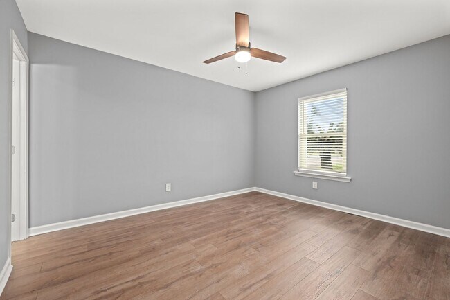 Building Photo - Charming 3Bed/2Ba Duplex Unit Convenient t...