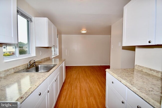 Building Photo - 1730 Heather Ln