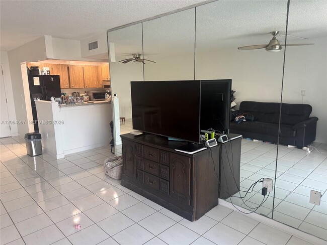 Building Photo - 9682 Fontainebleau Blvd