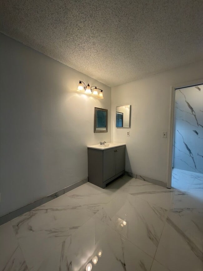 Building Photo - 9142 Sabal Palm Cir