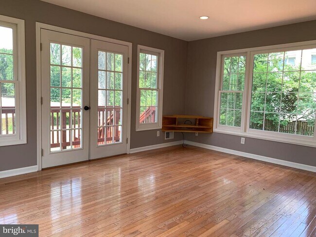 Building Photo - 1334 Mayflower Dr