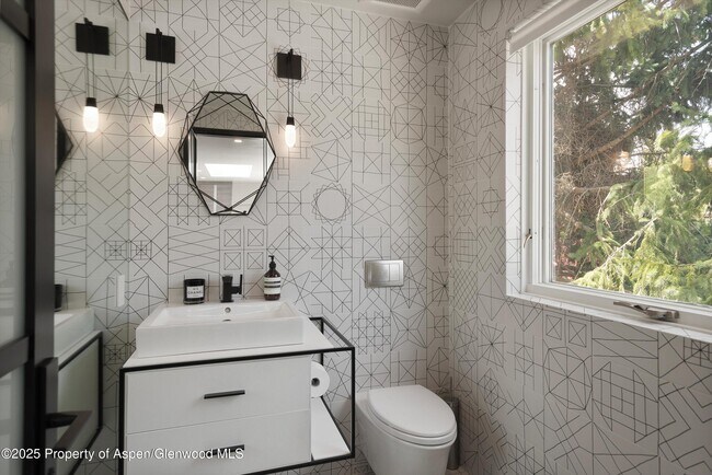 Building Photo - 120 S Spring St