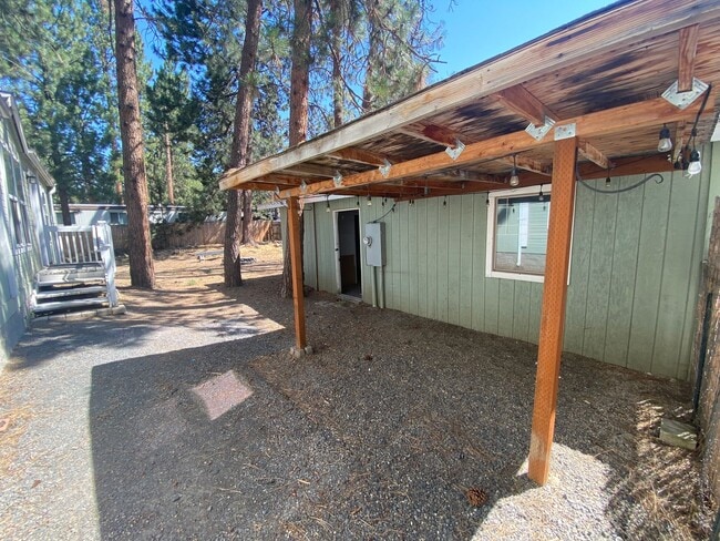Building Photo - Cute and Cozy Home in SW Bend, Large, full...