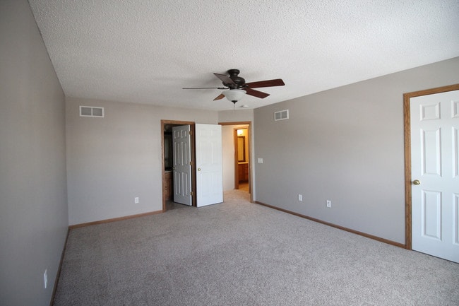 Building Photo - 10515 Pond Curve