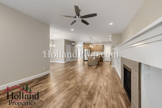 Building Photo - Beautiful 3-Bedroom Home with Fireplace, Modern Kitchen & Private Backyard in Hillsboro