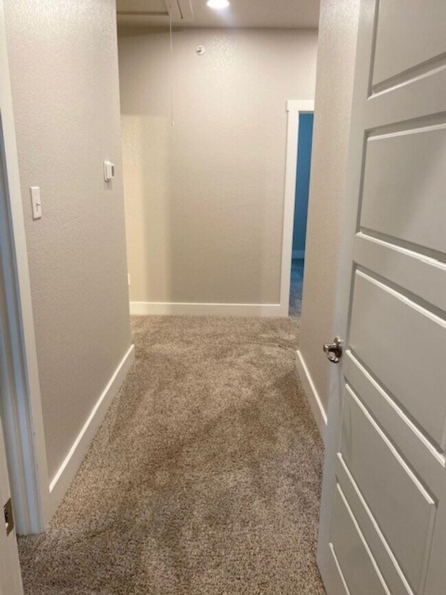Building Photo - Large Townhome on corner lot