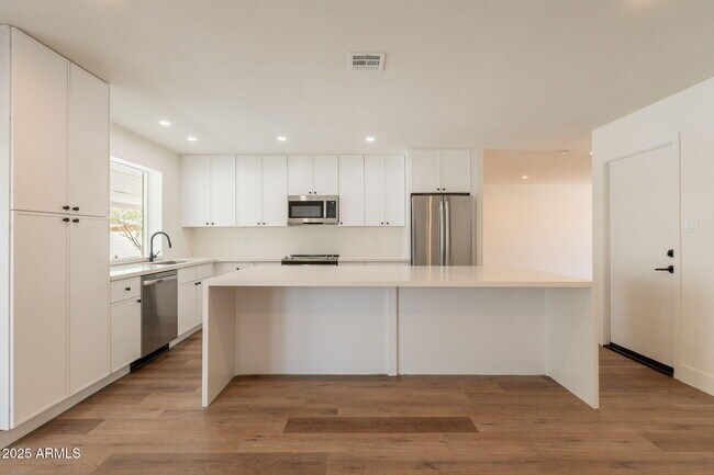 Building Photo - 1530 E Alameda Dr