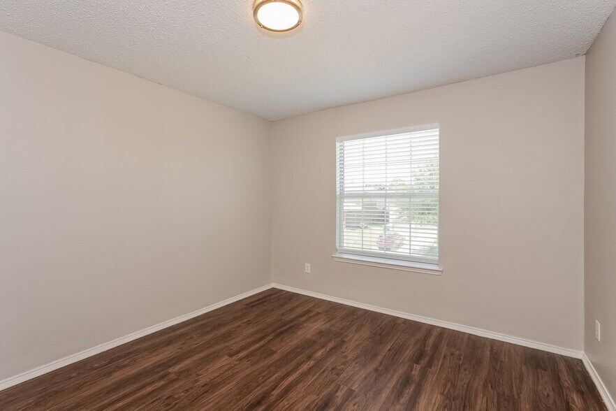 Building Photo - 1010 Hanover Dr