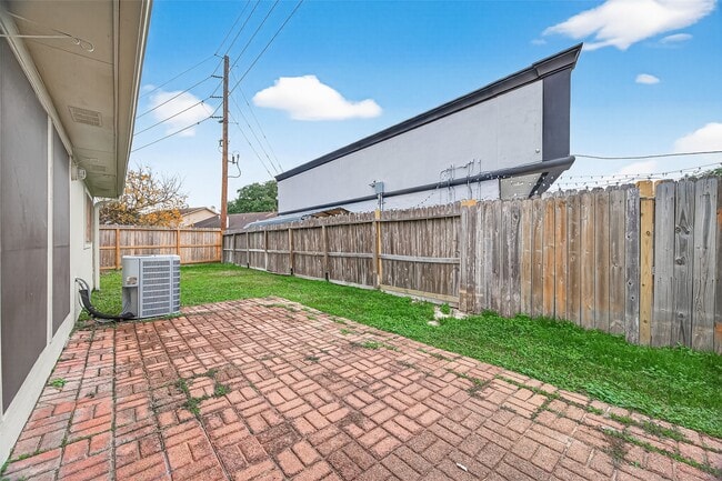 Building Photo - 2002 Foundary Dr